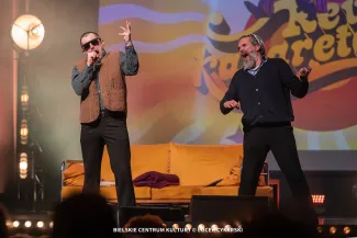 na zdjęciu osoby na scenie