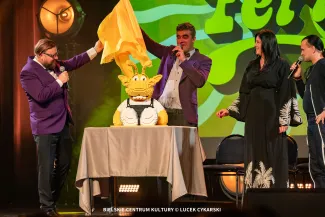na zdjęciu osoby na scenie