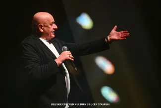 na zdjęciu osoby na scenie