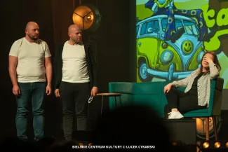 na zdjęciu osoby na scenie
