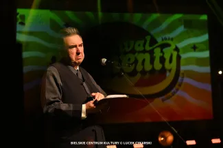 na zdjęciu osoby na scenie