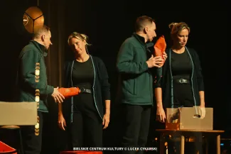 na zdjęciu osoby na scenie