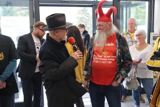 na zdjęciu osoby podczas rozmowy