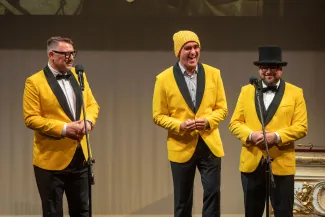 na zdjęciu osoby na scenie