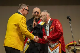 na zdjęciu osoby na scenie