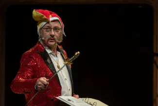 na zdjęciu osoby na scenie
