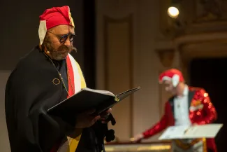 na zdjęciu osoby na scenie
