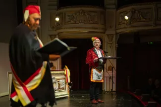 na zdjęciu osoby na scenie