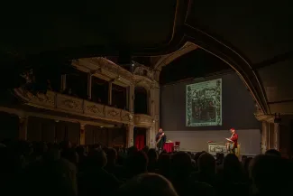 na zdjęciu osoby na scenie