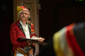 na zdjęciu osoby na scenie
