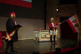 na zdjęciu osoby na scenie