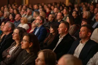 na zdjęciu osoby na scenie