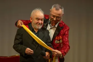 na zdjęciu osoby na scenie