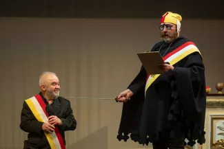 na zdjęciu osoby na scenie