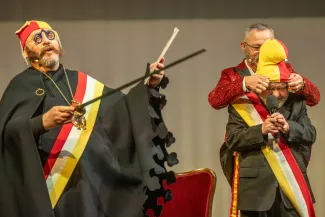na zdjęciu osoby na scenie