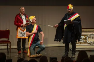 na zdjęciu osoby na scenie
