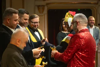 na zdjęciu osoby na scenie