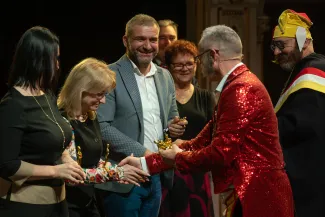 na zdjęciu osoby na scenie