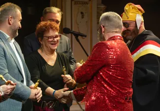 na zdjęciu osoby na scenie