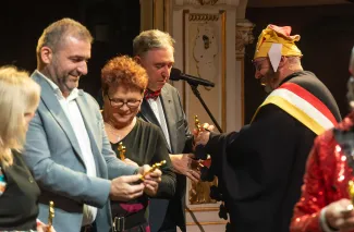 na zdjęciu osoby na scenie