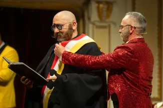 na zdjęciu osoby na scenie