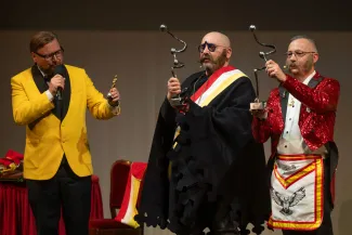 na zdjęciu osoby na scenie