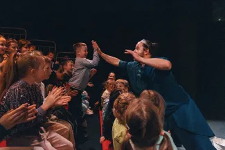 na zdjęciu osoby i aktorzy na scenie