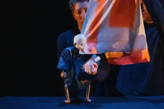 na zdjęciu osoby i aktorzy na scenie