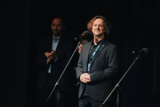 na zdjęciu osoby na scenie