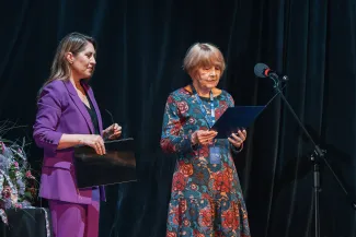 na zdjęciu osoby i aktorzy na scenie