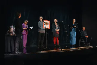 na zdjęciu osoby i aktorzy na scenie