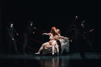 na zdjęciu osoby na scenie