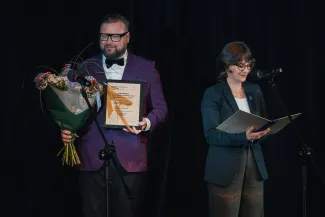 na zdjęciu osoby i aktorzy na scenie