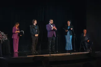 na zdjęciu osoby i aktorzy na scenie