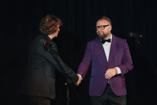 na zdjęciu osoby i aktorzy na scenie