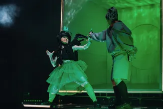 na zdjęciu osoby i aktorzy na scenie
