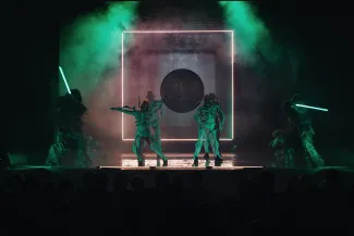 na zdjęciu osoby i aktorzy na scenie