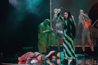 na zdjęciu osoby i aktorzy na scenie