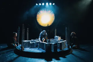 na zdjęciu osoby i aktorzy na scenie