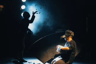 na zdjęciu osoby na scenie