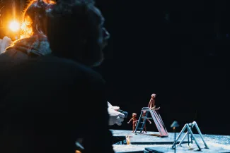 na zdjęciu osoby na scenie