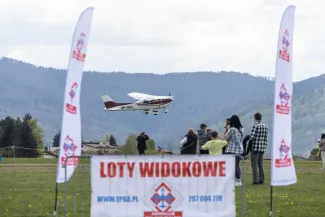 na zdjęciu samoloty i ludzie na lotnisku