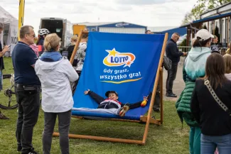 na zdjęciu samoloty i ludzie na lotnisku
