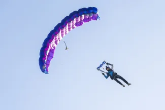 na zdjęciu samoloty i ludzie na lotnisku