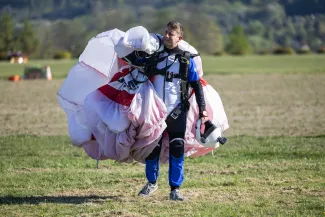 na zdjęciu samoloty i ludzie na lotnisku