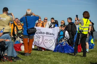 na zdjęciu samoloty i ludzie na lotnisku