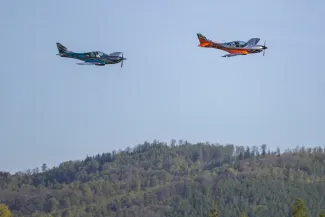 na zdjęciu samoloty i ludzie na lotnisku