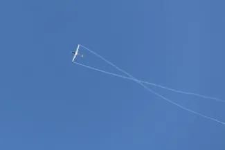 na zdjęciu samoloty i ludzie na lotnisku