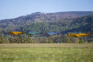 na zdjęciu samoloty i ludzie na lotnisku