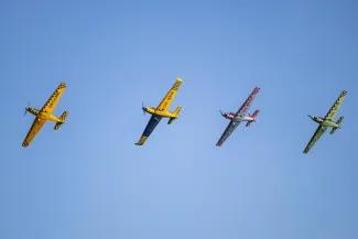 na zdjęciu samoloty i ludzie na lotnisku